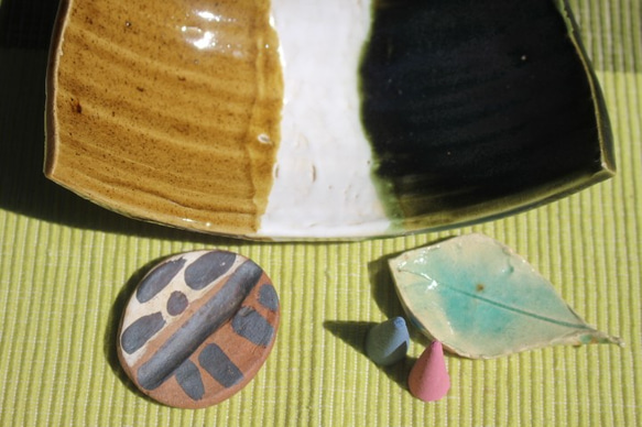手作り陶器＜陶三彩＞のアロマお香立て（コーンタイプ）　　送料無料。 3枚目の画像