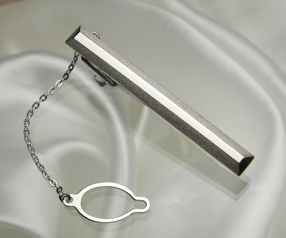 シルバーネクタイピン（SV950-002） ◆名入れ・メッセージが刻印でき、あなたの想いをお届けします。                                     各面を斜めにカットし、トップ部分と先端・後尾の面を鏡面 Q1988958931(15136円)