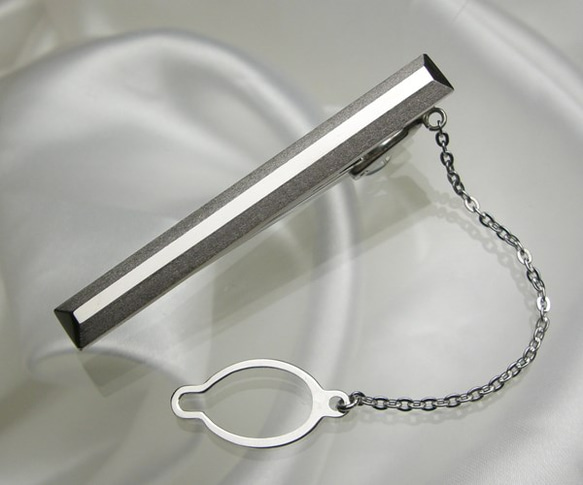 シルバーネクタイピン（SV950-002） ◆名入れ・メッセージが刻印でき、あなたの想いをお届けします。                                     各面を斜めにカットし、トップ部分と先端・後尾の面を鏡面 Q1988958931(15136円)