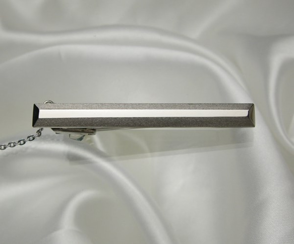 シルバーネクタイピン（SV950-002） ◆名入れ・メッセージが刻印でき、あなたの想いをお届けします。                                     各面を斜めにカットし、トップ部分と先端・後尾の面を鏡面 Q1988958931(15136円)