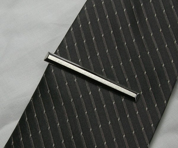 シルバーネクタイピン（SV950-002） ◆名入れ・メッセージが刻印でき、あなたの想いをお届けします。                                     各面を斜めにカットし、トップ部分と先端・後尾の面を鏡面 Q1988958931(15136円)