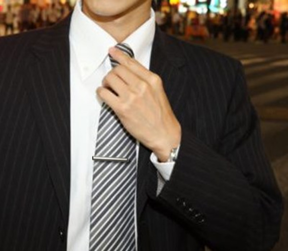 シルバーネクタイピン（SV950-002） ◆名入れ・メッセージが刻印でき、あなたの想いをお届けします。                                     各面を斜めにカットし、トップ部分と先端・後尾の面を鏡面 Q1988958931(15136円)