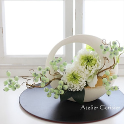 大輪菊の仏花（新 ミラージュ）お供え花 プリザーブドフラワー　ホワイト×グリーン 1枚目の画像