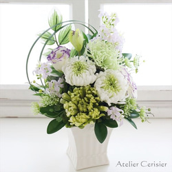 輪菊の仏花 Mサイズ（白緑）お供え花 プリザーブドフラワー 白花器 2枚目の画像