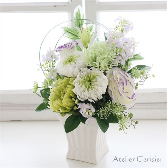 輪菊の仏花 Mサイズ（白緑）お供え花 プリザーブドフラワー 白花器 3枚目の画像