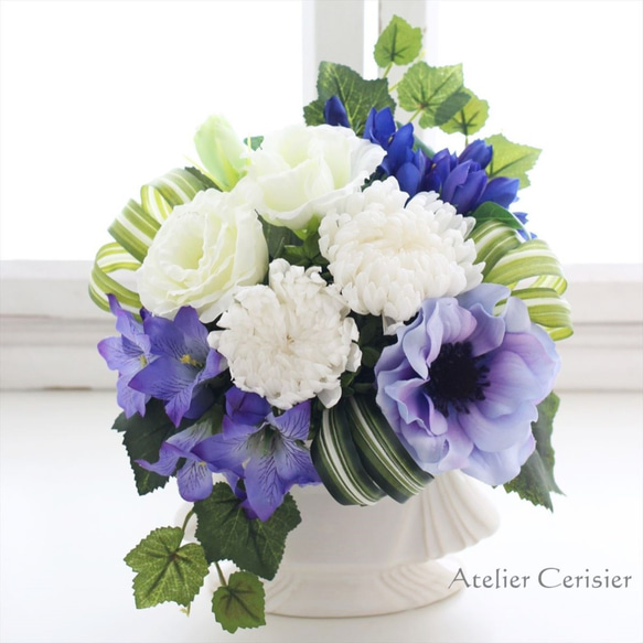 白菊とアネモネと桔梗の仏花 Mサイズ（白×青）お供え花 プリザーブド