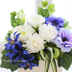 白菊とアネモネの仏花 Mサイズ（白×青）お供え花 プリザーブドフラワー#2 1枚目の画像