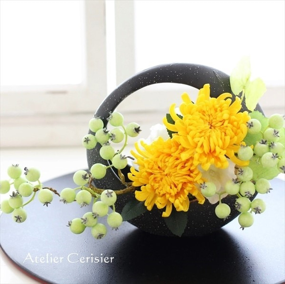 輪菊の仏花＜あけぼの Sサイズ＞イエロー お供え花 プリザーブドフラワー 黒花器 1枚目の画像
