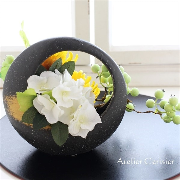 輪菊の仏花＜あけぼの Sサイズ＞イエロー お供え花 プリザーブドフラワー 黒花器 2枚目の画像