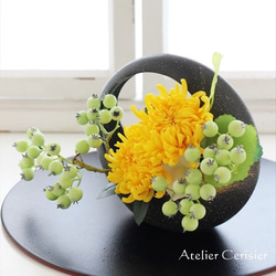 輪菊の仏花＜あけぼの Sサイズ＞イエロー お供え花 プリザーブドフラワー 黒花器 3枚目の画像