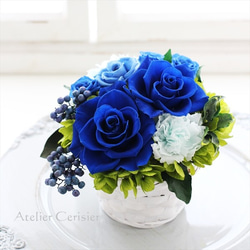 プリザーブドフラワー＜ホワイトバスケット＞  アレンジメント ブルーローズ バラ 【お祝い】青い薔薇 1枚目の画像