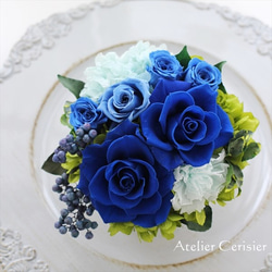 プリザーブドフラワー＜ホワイトバスケット＞  アレンジメント ブルーローズ バラ 【お祝い】青い薔薇 2枚目の画像