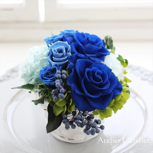 プリザーブドフラワー＜ホワイトバスケット＞  アレンジメント ブルーローズ バラ 【お祝い】青い薔薇 3枚目の画像