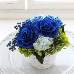 プリザーブドフラワー＜ホワイトバスケット＞  アレンジメント ブルーローズ バラ 【お祝い】青い薔薇 4枚目の画像
