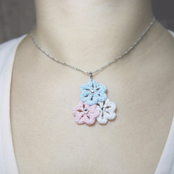 [クロッシェレースのペンダント]トリコロールの花（カラフルな綿菓子） 2枚目の画像