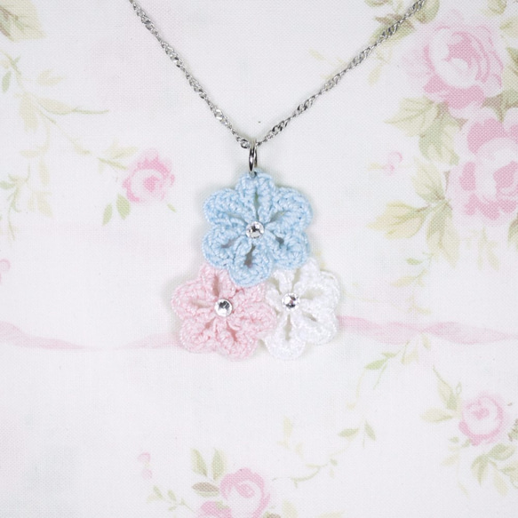 [クロッシェレースのペンダント]トリコロールの花（カラフルな綿菓子） 3枚目の画像