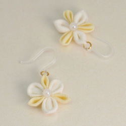 大人可愛：つまみ細工鵝黃小白花 (兩隻款式不同) Tsumami Zaiku Earrings 第1張的照片