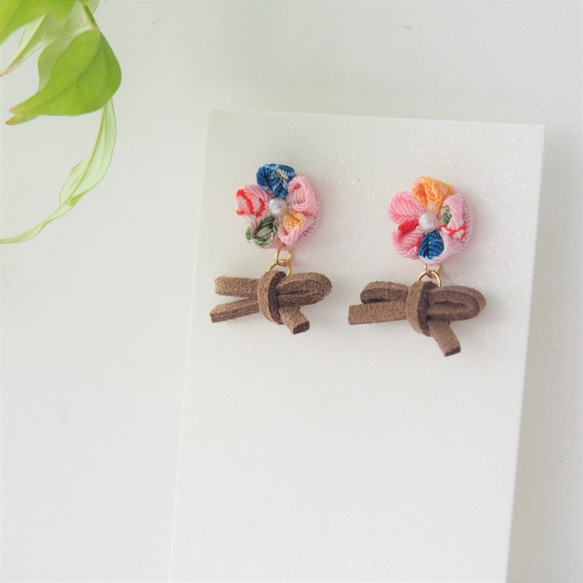キュートなピンクベージュの革の弓の耳のイヤリングミリアンペアっミの透かし彫りキルティング：日本の布の花は、手動で風のクリップイヤ 2枚目の画像