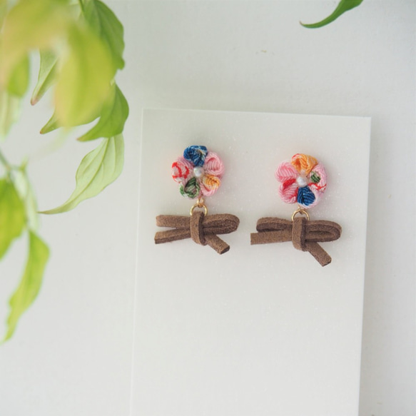キュートなピンクベージュの革の弓の耳のイヤリングミリアンペアっミの透かし彫りキルティング：日本の布の花は、手動で風のクリップイヤ 3枚目の画像