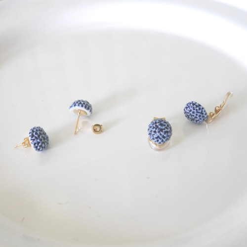 ハンドメイド アクセサリー ご購入用ページ 人気の波佐見焼 陶磁器アクセサリー（シロツメ草）ブルー ピアス