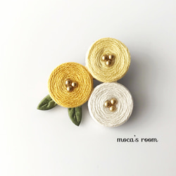 ３つのお花のブローチ yellow mix  軽い　ギフト　卒業式　入学式 1枚目の画像