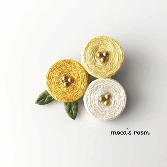 ３つのお花のブローチ yellow mix  軽い　ギフト　卒業式　入学式 1枚目の画像
