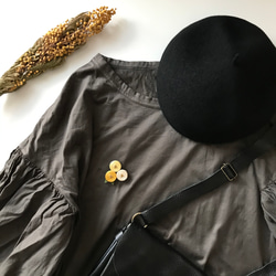 ３つのお花のブローチ yellow mix  軽い　ギフト　卒業式　入学式 2枚目の画像