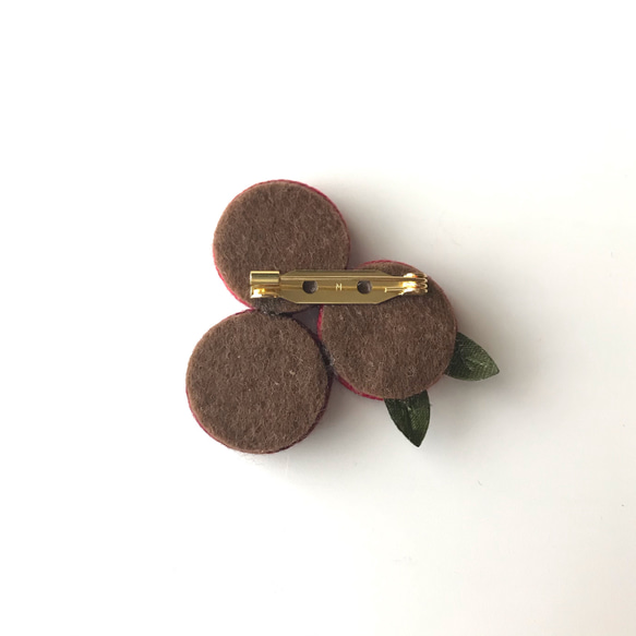 ３つのお花のブローチ yellow mix  軽い　ギフト　卒業式　入学式 6枚目の画像