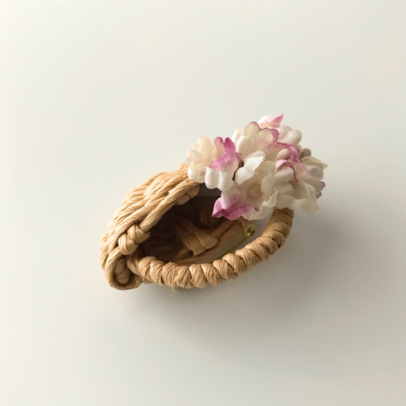 〜花を召しませ〜　花束とかごのブローチ　淡紫　軽いブローチシリーズ 5枚目の画像