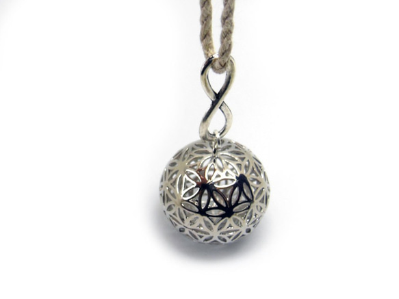 フラワーオブライフ 球状（籠目）・メビウスの輪　ヘンプ ネックレス（銀色）（生命の花/神聖幾何学） 2枚目の画像