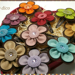 flower chocolate～フェルトのお花のパッチン留め(スリーピン） 1枚目の画像