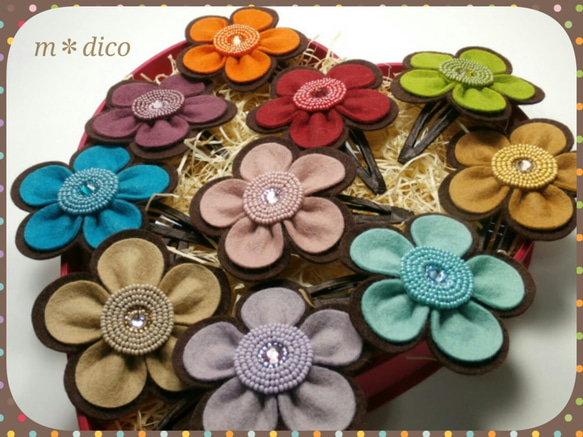 flower chocolate～フェルトのお花のパッチン留め(スリーピン） 1枚目の画像