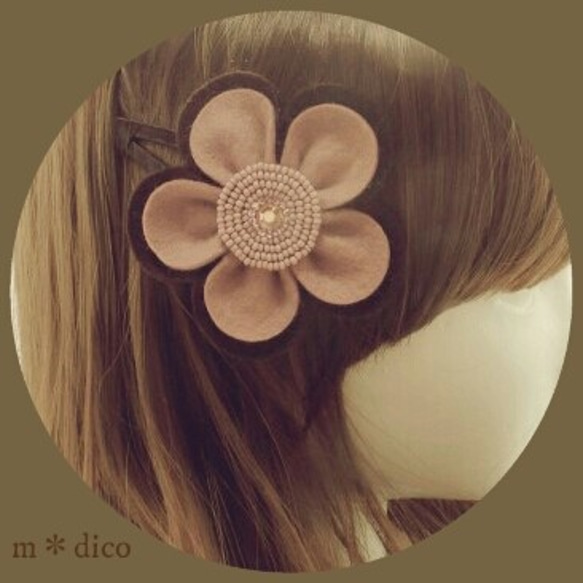 flower chocolate～フェルトのお花のパッチン留め(スリーピン） 4枚目の画像