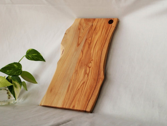 オリーブの木（小豆島産）カッティングボード　"レッチノ"　Mサイズ 1枚目の画像