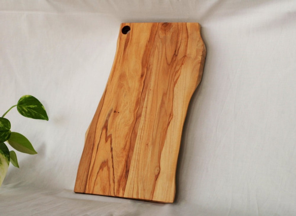 オリーブの木（小豆島産）カッティングボード　"レッチノ"　Mサイズ 2枚目の画像