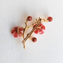 紅梅の小枝のブローチ 3枚目の画像