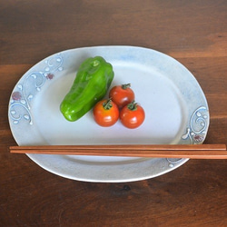 イッチン白マット唐草紋 楕円リム中皿（オーバルプレート） 1枚目の画像