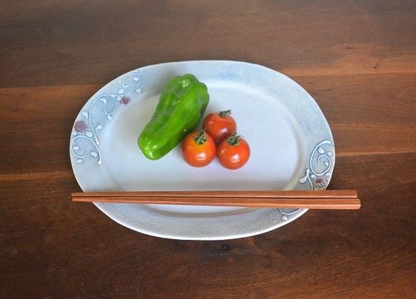 イッチン白マット唐草紋 楕円リム中皿（オーバルプレート） 1枚目の画像