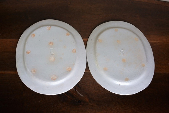 イッチン白マット唐草紋 楕円リム中皿（オーバルプレート） 3枚目の画像