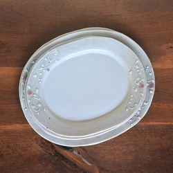 イッチン白マット唐草紋 楕円リム中皿（オーバルプレート） 4枚目の画像