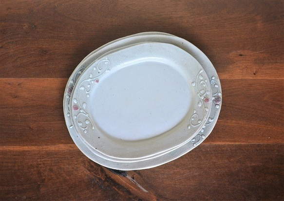 イッチン白マット唐草紋 楕円リム中皿（オーバルプレート） 4枚目の画像