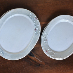 イッチン白マット唐草紋 楕円リム中皿（オーバルプレート） 5枚目の画像