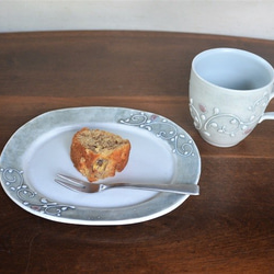 イッチン淡いブルー唐草紋 楕円リム小皿（オーバルプレート） 4枚目の画像