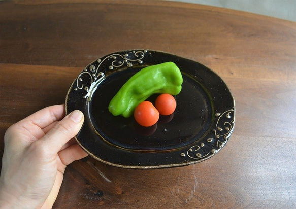 炭化シラス黒・唐草紋 楕円リム小皿（オーバルプレート）取り皿 1枚目の画像