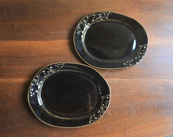 炭化シラス黒・唐草紋 楕円リム小皿（オーバルプレート）取り皿 3枚目の画像