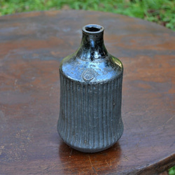 窯変虹彩黒　しのぎ花瓶(漆黒) 2枚目の画像
