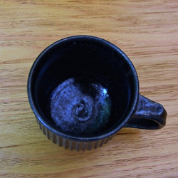 窯変虹彩黒　しのぎマグカップ 2枚目の画像