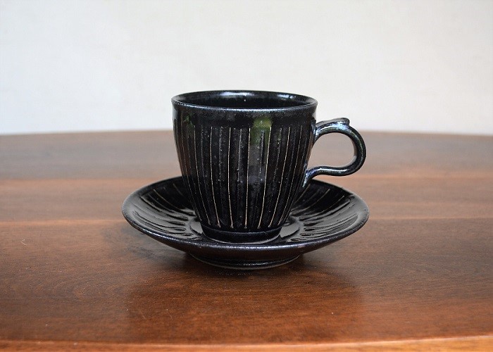 窯変虹彩黒　イッチンストライプ カップ＆ソーサー