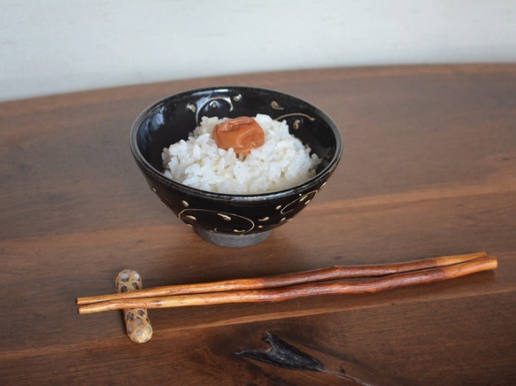 炭化シラス黒・唐草紋飯碗 (小)(シンプルな柄・旧タイプ) 2枚目の画像