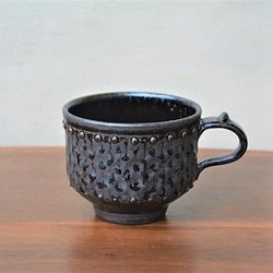 窯変虹彩黒　真鍮色ポッチ マグカップ 1枚目の画像